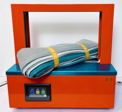 窗帘全自动打包机捆扎机是一款可靠、实用的设备，适用于窗帘等物品的捆扎